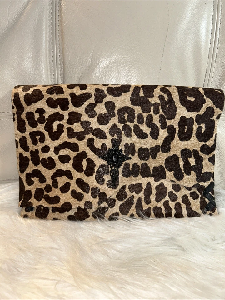 Bolso clutch hecho a mano de piel de vaca real de leopardo con adornos de cristal Foto 2 de 4