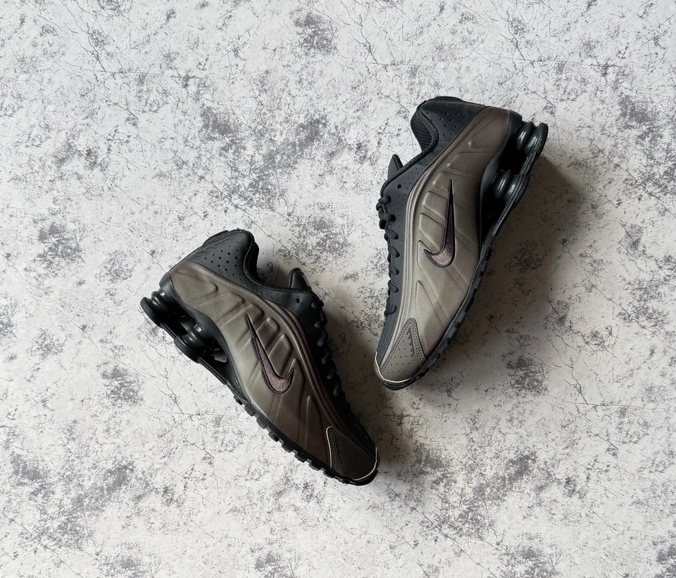 Nike Shox R4 - Off Noir Ironstone - UK 6 - AR3565 007 - scatola senza coperchio - Immagine 2 di 4