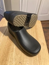 STICKY SHOES NURSES WOMEN CHEFS, KITCHEN, CLOGS PRE OWNED SEE PIX