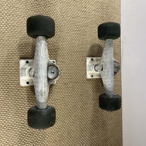 Set raro vintage di 2 camion da skateboard 7,5"" con cuscinetti ruote - Foto 19 di 19