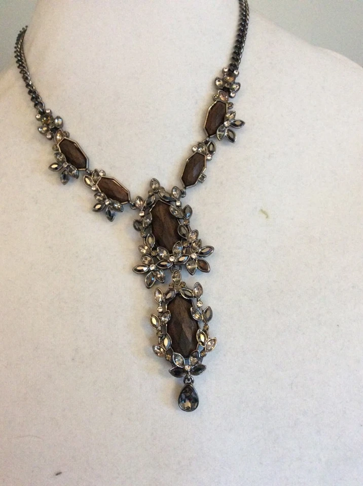 Collar Givenchy tono hemitato y madera oscura 214B $195 Foto 4 de 4