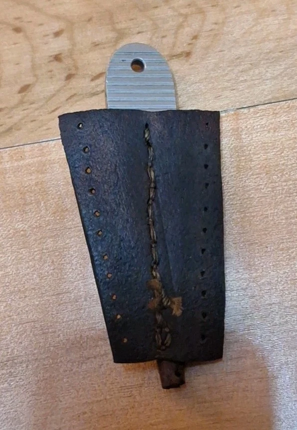 VINTAGE H.G. LONG & Co. HANDCRAFTED OSS 3" LAPEL DAGGER /100 THUMB KNIFE, SHEATH - Image 4 of 4