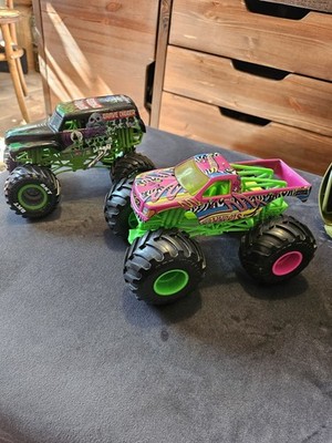 Hot Wheels Monster Jam - Monster Truck - Torque Terror Pink & Grave Digger 1:64