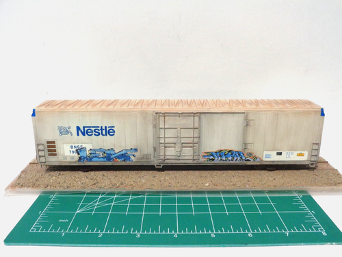 Walthers HO Custom Weathered w/Graffiti 70' Cryogenic Reefer BNSF/Nestle #790002 - Picture 5 of 11