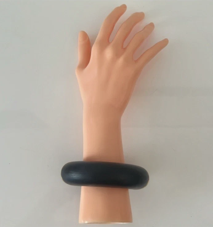 Pulsera bisagra grande de lucita fundida ALEXIS BITTAR - negra Foto 3 de 3