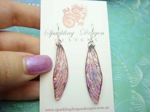 Pendientes de ala brillante rosa mariposa - joyería de hadas irrediscente - Imagen 9 de 10