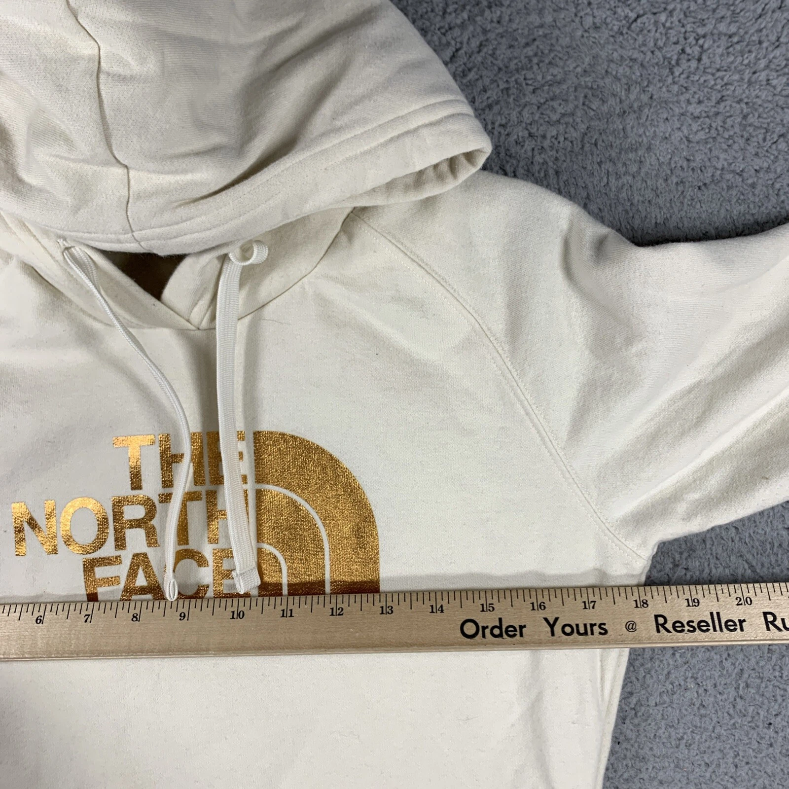 OFF WHITE Felpa con cappuccio donna North Face bianco sporco oro logo metallizzato tasca canguro piccola Y2K