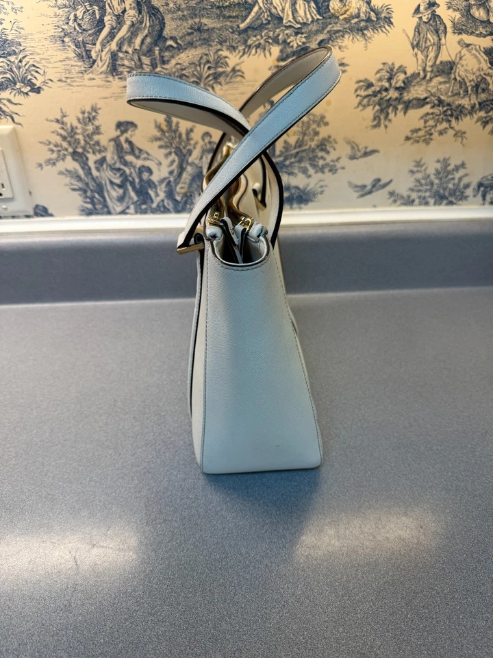 Bolso de Mano Kate Spade New York Saffiano de Cuero con Acentos Dorados Foto 3 de 4