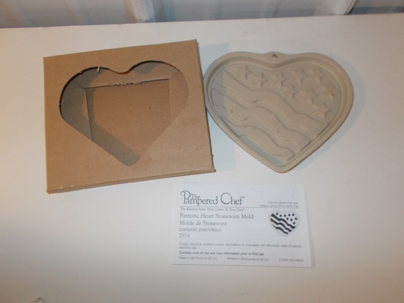 NEW IN BOX Pampered Chef 2005 Patriotic Flag Heart Cookie Stoneware Mold 2934