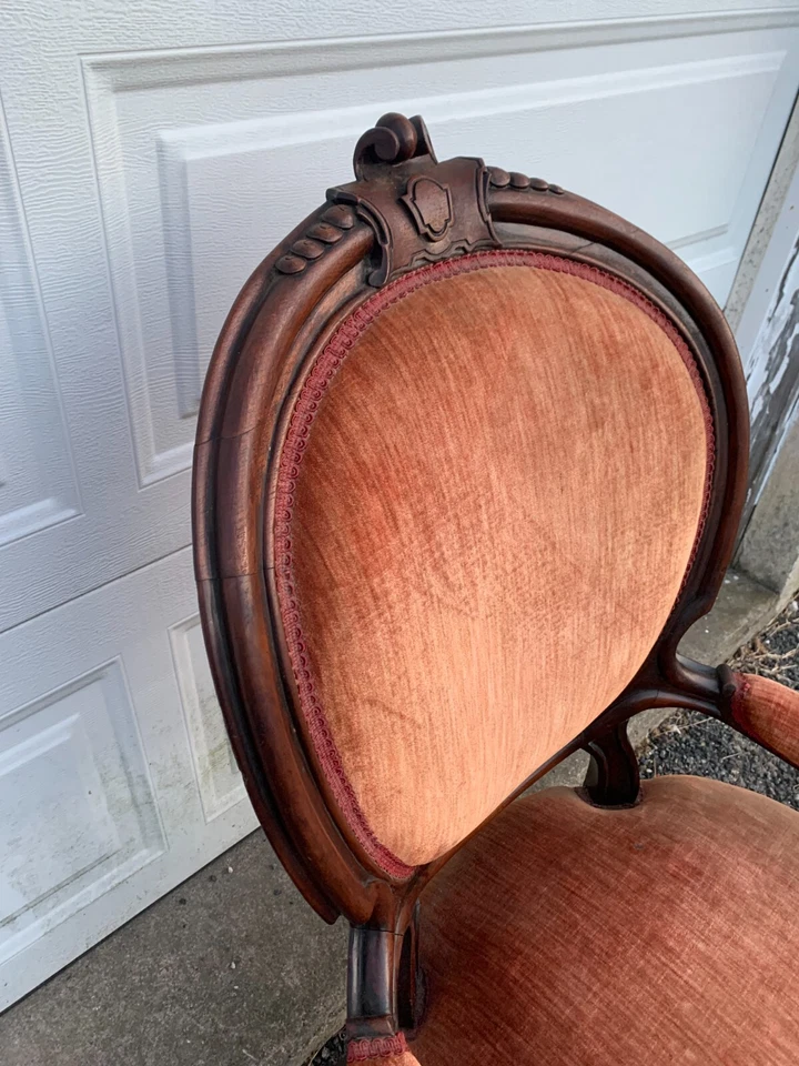 古董维多利亚雕刻木扶手椅天鹅绒挂毯内饰高靠背 — 第 4/4 张图片