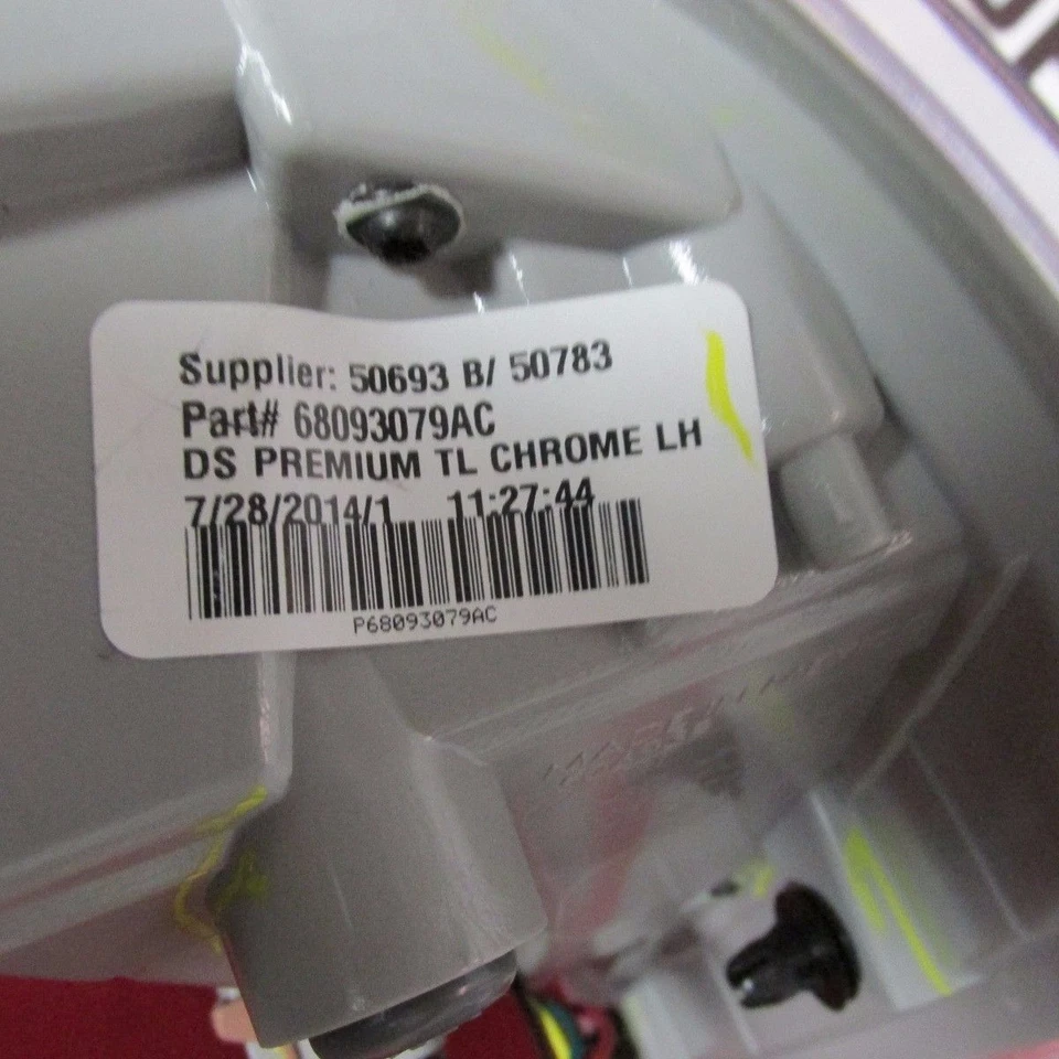 Luz Trasera Dodge RAM Conductor Y Pasajero Cromo Borde Luz Trasera NUEVA OEM MOPAR Foto 3 de 4