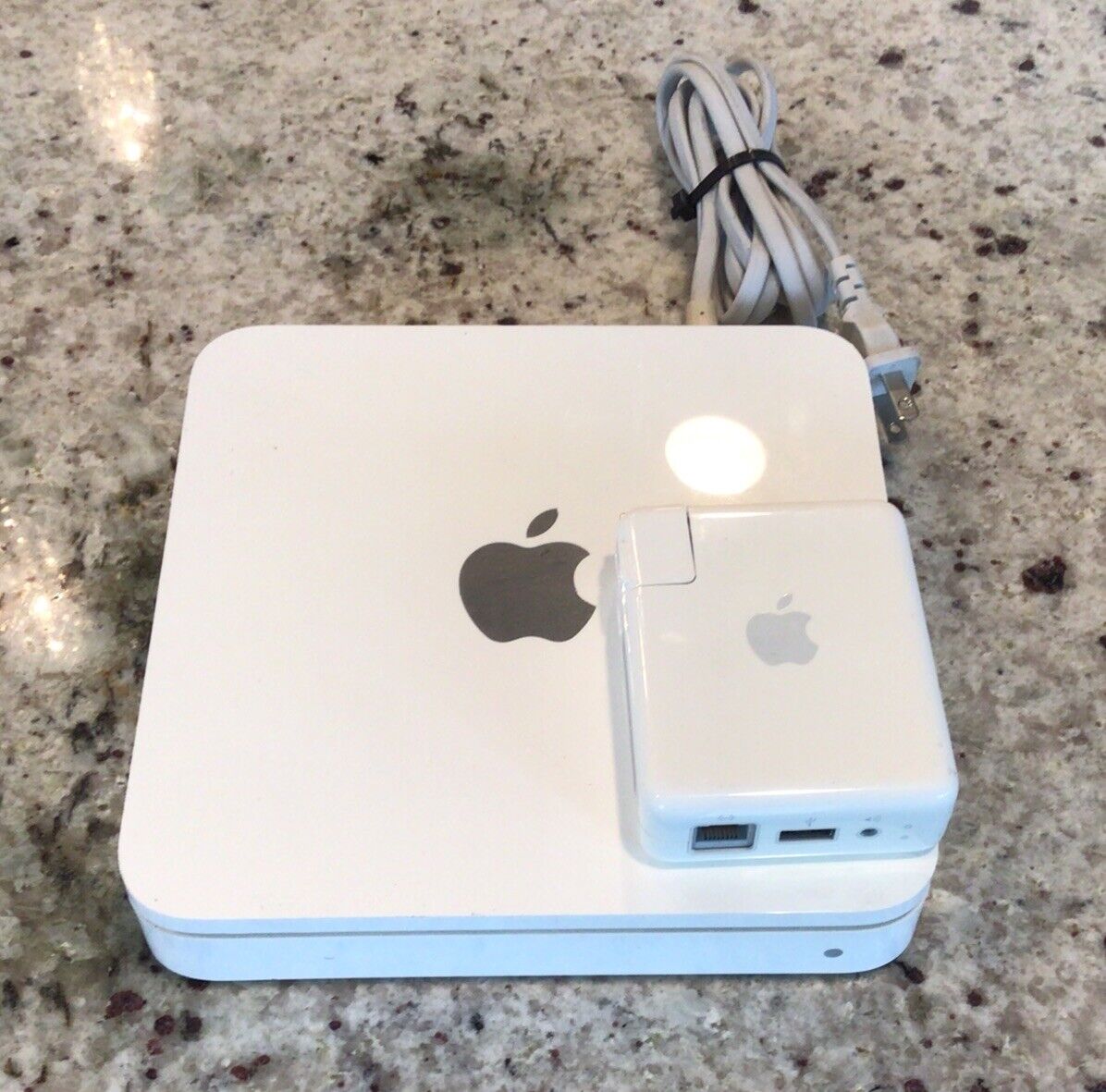 Apple A1409 AirPort Time Capsule 2TB 802.11n (4th Generation Apple A1409 AirPort Time Capsule 2TB 802.11n (4th Generation