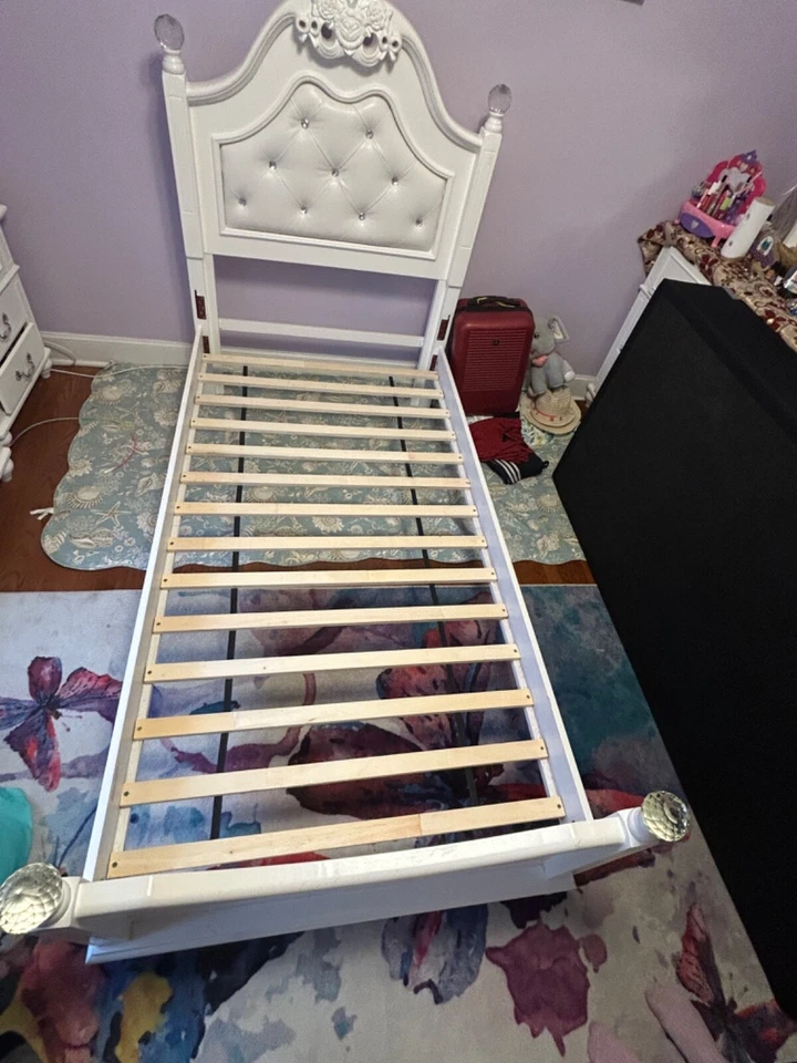 双人白色皮床套装大麦二手,钻石床头板,含一切 — 第 3/4 张图片