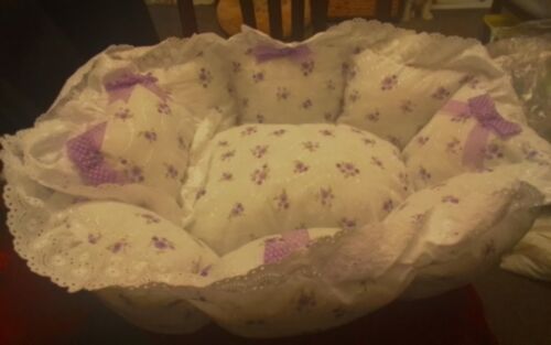 REBORN CRIB/DOLLS 22INCH WHITE WITH LILAC FLOWERS ON Purple Bows  - Imagen 1 de 3
