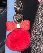 Llavero pompón de piel sintética roja acento de arco broche de langosta tono dorado desmontable