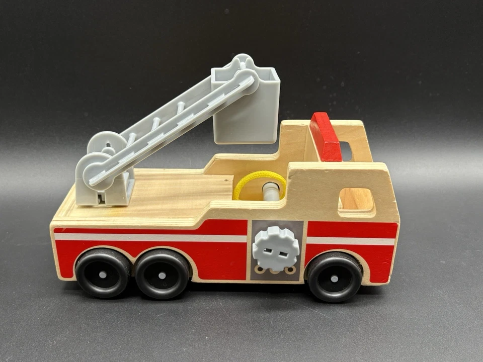 Camión de bomberos de madera Melissa & Doug clásico de juguete de 9" Foto 3 de 4