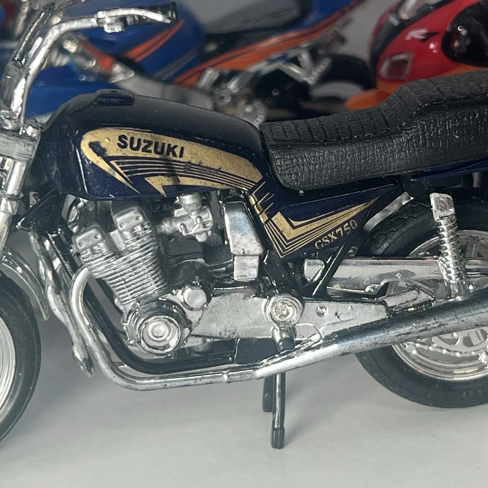 LOT Of 5 Model Motorcycles Honda Yamaha Suzuki Hot Wheels Maisto Chrome Bikes - Image 4 of 4