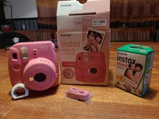 Fujifilm Instax mini 9 in Flamingo Pink mit Linse, Handschlaufe und Linse