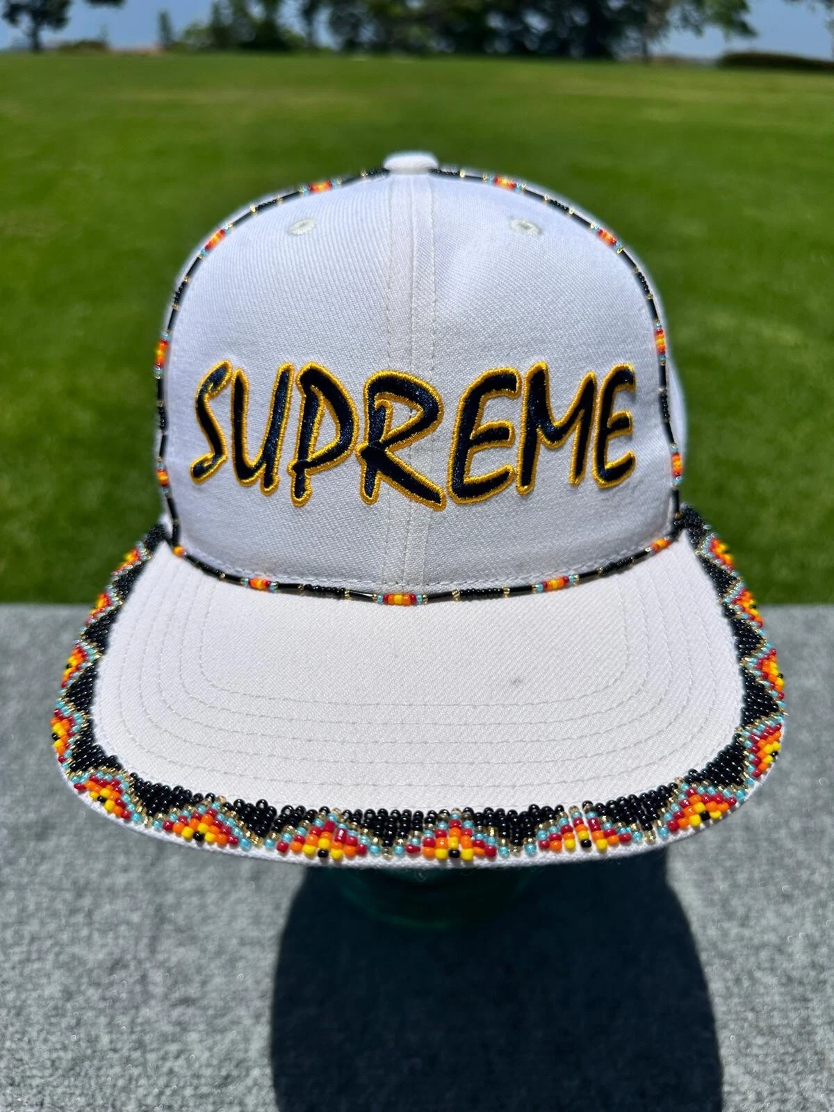 CHAPEAU SUPREME BEADED 6 PANNEAUX CAPUCHON BLANC SS19 NEUF AVEC ÉTIQUETTE