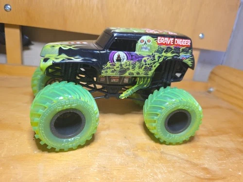 RARE VINTAGE Grave Digger Monster Jam Truck 1/24 Diecast Green Wheels TOY