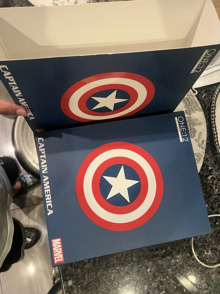 Figura de acción Mezco Toyz One:12 Collective Capitán América Foto 2 de 3