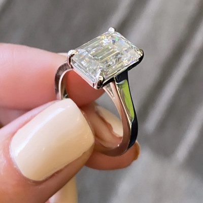 2,42 Karat smaragdgeschliffener Moissanit Solitär Verlobungsring in 14k weiß vergoldet
