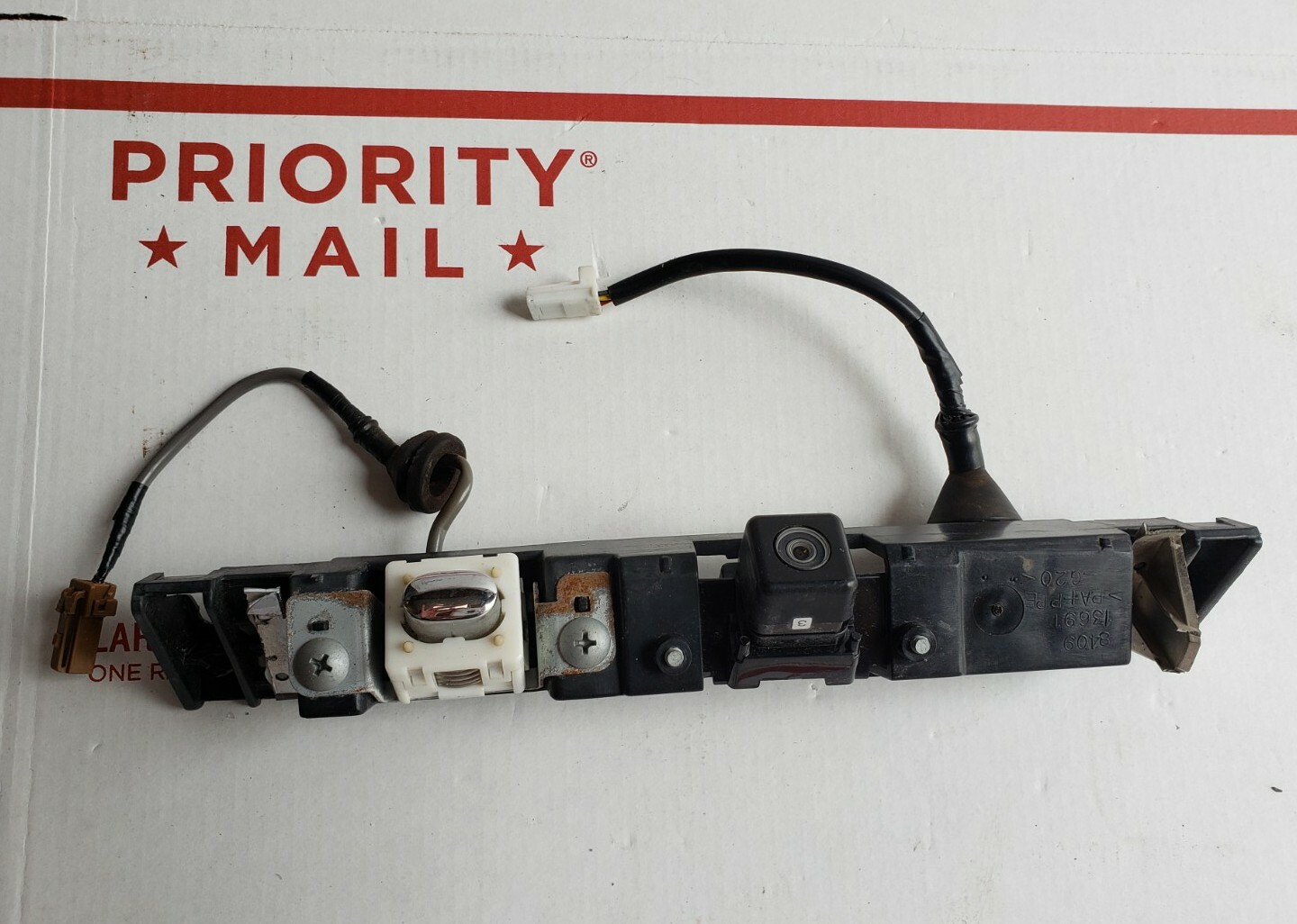 08 09 10 11 12 13 INFINITI G35 G37 SEDAN 3RD REAR BRAKE LIGHT ASSEMBLY