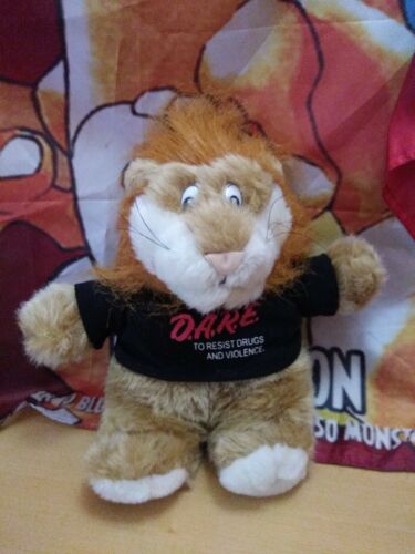 Vintage années 1990 D.A.R.E. Peluche en peluche Lion Daren The Lion With DARE T-shirt - Photo 1 sur 4