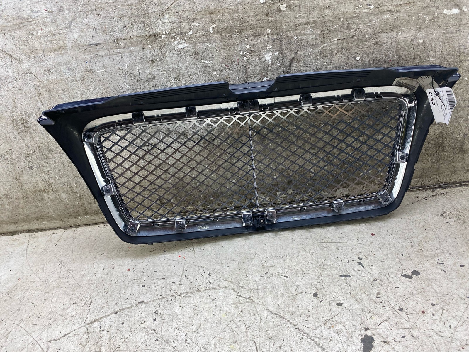 2015-2020 BENTLEY BENTAYGA OEM FRONT CENTER UPPER GRILLE BELUGA (A1A1)