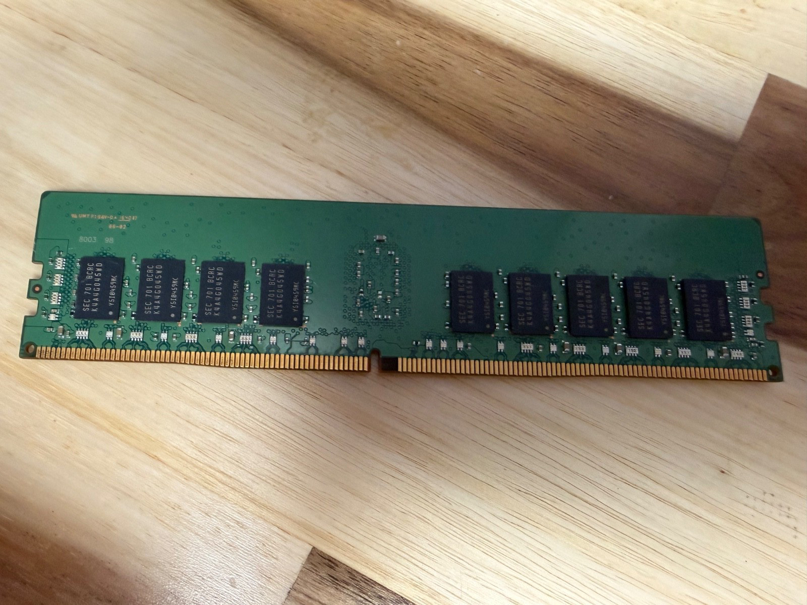 как выглядит Samsung 8GB DDR4-2400 ECC Registered RDIMM 1Rx4 M393A1G40DB1-CRC4Q фото