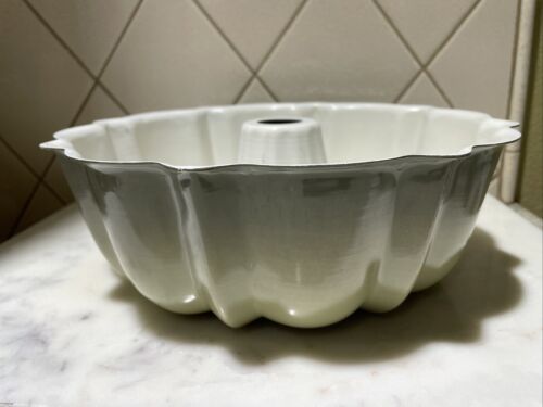 VINTAGE 10” Avocado Green Aluminum Bundt Cake Pan (3.5” Deep) No Markings - Picture 3 of 12