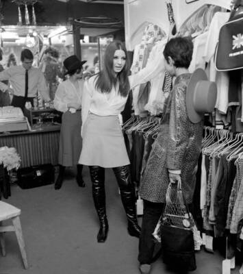 Carnaby Street shop February 1968 Lady Jane Boutique: two wome- 1968 Old Photo