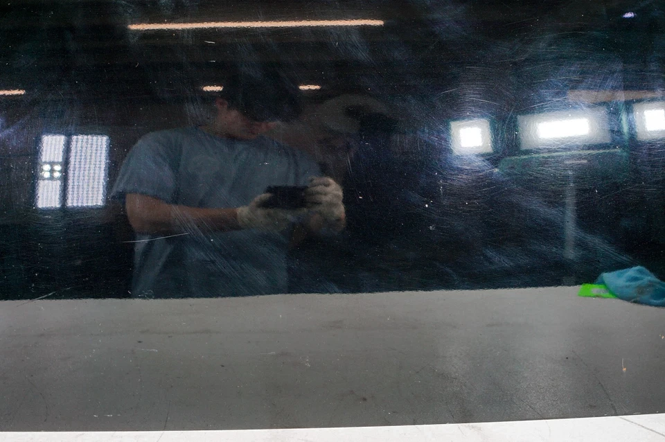 08-14 Mini Cooper Clubman OEM Carcasa de puerta delantera izquierda con ventana ASSY negro 5102 Foto 4 de 4