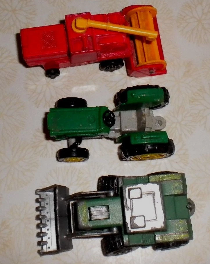 VINTAGE LOT 3  DIE CAST FARM COMBINE TRACTORS KUBOTA & MATCHBOX  - Image 4 of 4