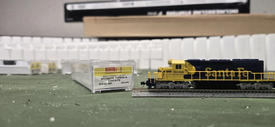 Micro Trains Z Scale MTL Santa Fe SD40-2 5036 ATSF - Image 2 of 4