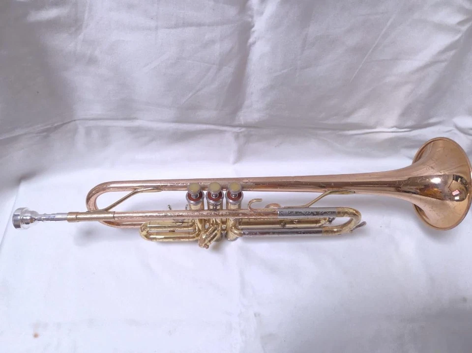 Trompeta Yamaha YTR-333 Latón Dorado Campana Roja Estudiante/Modelo Intermedio con Estuche Foto 4 de 4