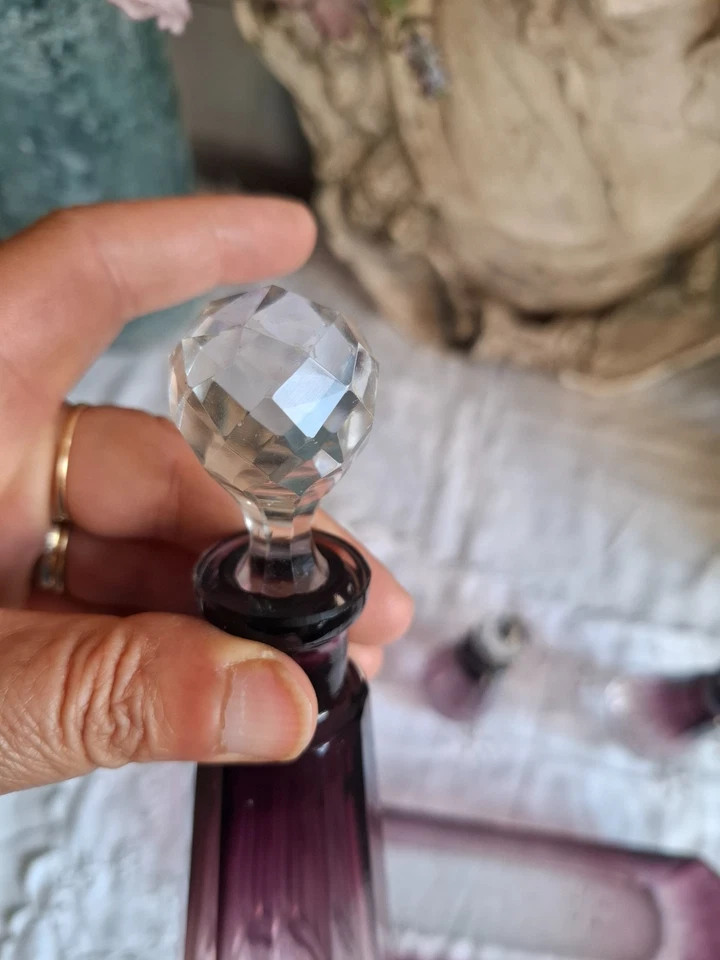 ancien necessaire de toilette flacon et autre en verre couleur Améthyste degradé - Photo 3/4