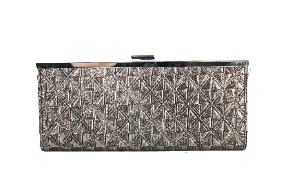 Style - Co.  клатч с бронзовой текстурированной застежкой, рекомендованная производителем розничная цена 26,99 .