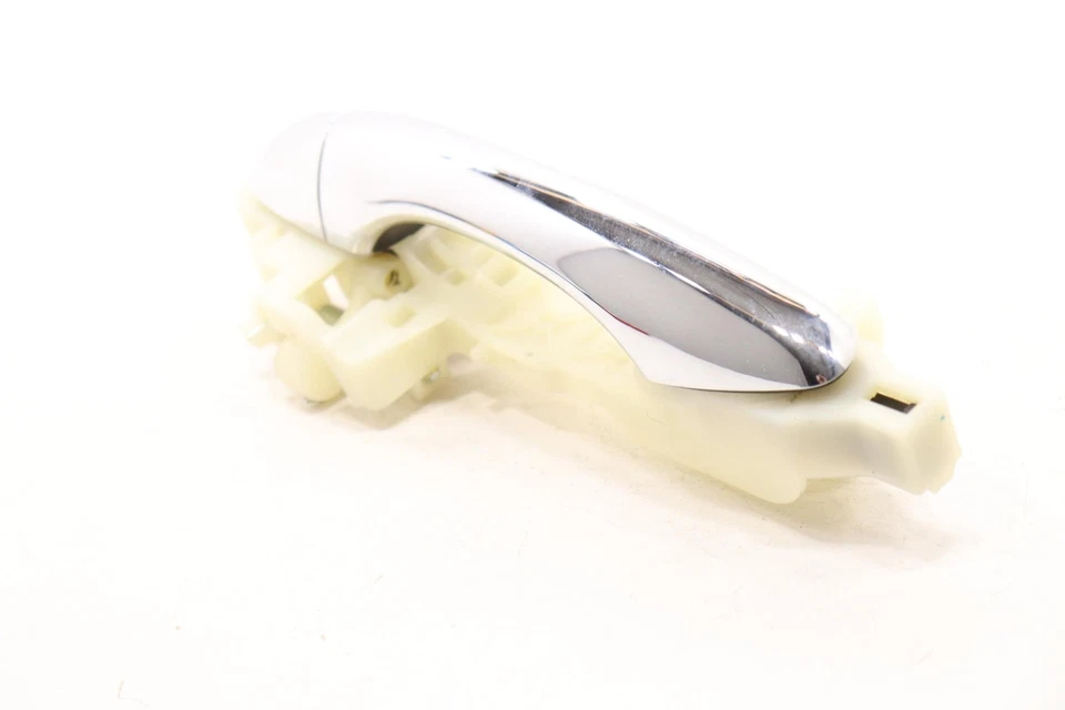 2016 - 2020 KIA SORENTO FRONT RIGHT PASSENGER SIDE OUTSIDE DOOR HANDLE OEM - Image 3 of 4