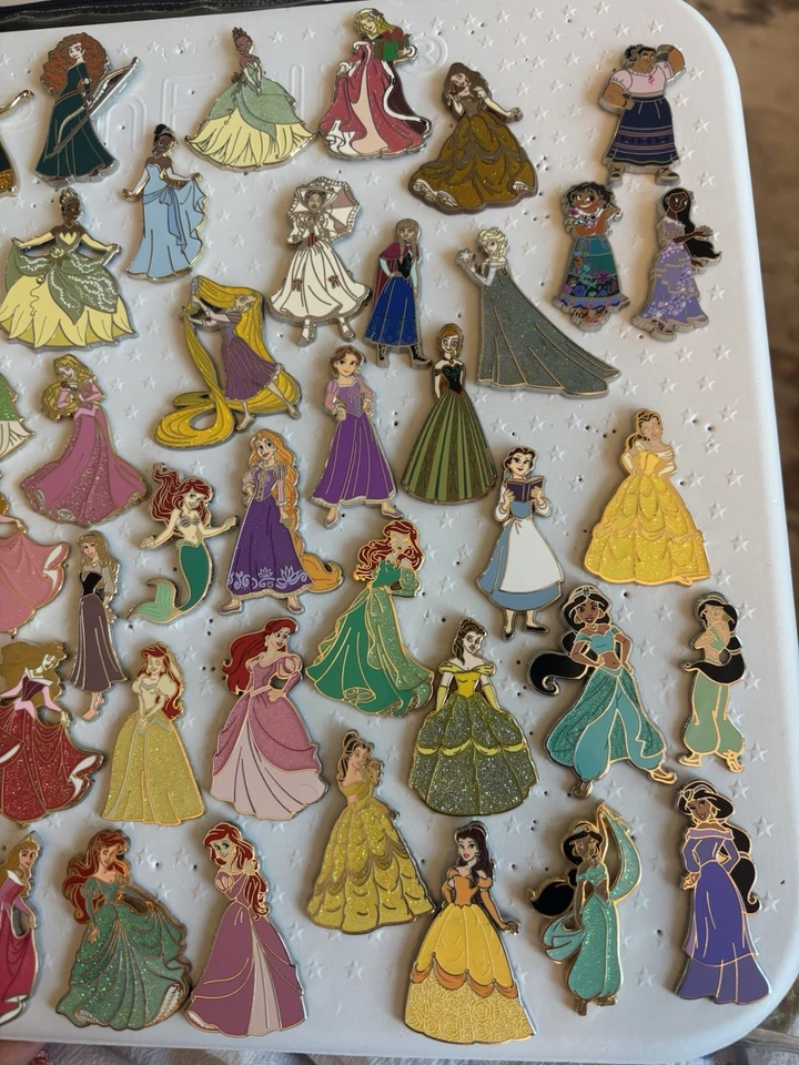 Lote de 65 prendedores de princesa Disney en total de cuerpo completo Bella Nieve Cenicienta Jazmín + Foto 4 de 4
