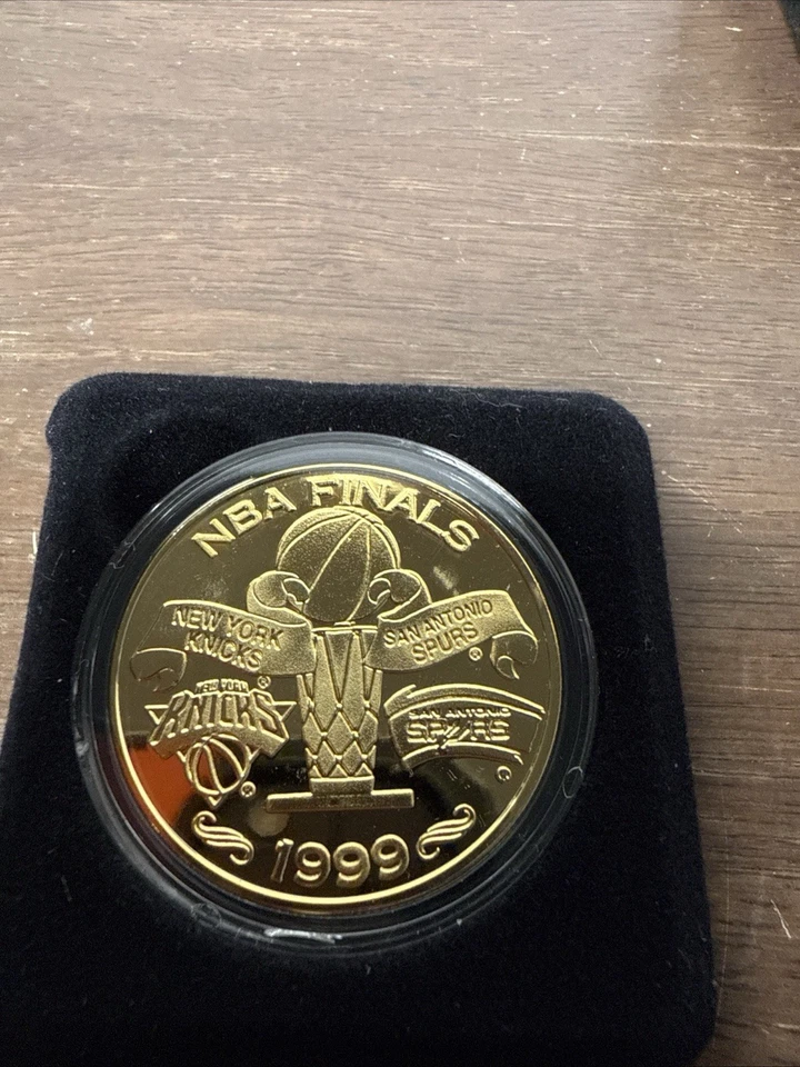 Moneda de las Finales de la NBA 1999 chapada en oro Knicks And Spurs Highland como nueva en estuche certificado de autenticidad Foto 2 de 4