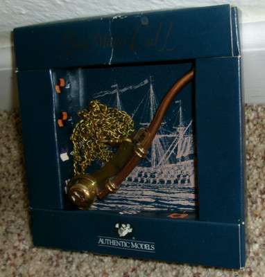Authentic Models Boatswain's Call Messing und Kupfer Pfeife und Kette & Verpackung