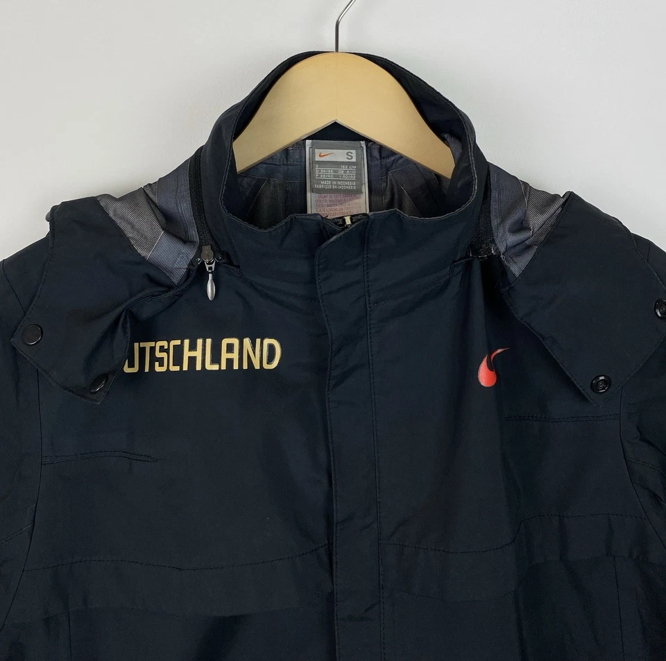 Nike Deutschland Running Waterproof Jacket Woman’s Size S Top Full Zip Black - Image 2 of 4