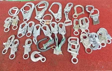 LOT OF USED DOUBLE LOCKING SNAP HOOKS AND D RINGS FOR PARTS. (35 PIECES)