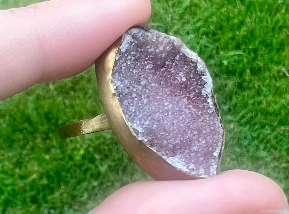 Anel de declaração drusa ametista natural Montevidéu – Latão banhado a ouro – Tamanho 7 - Imagem 2 de 4