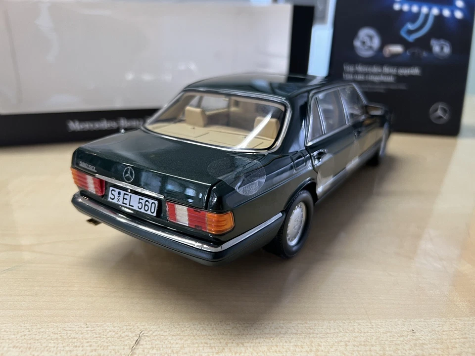 Mercedes Benz W126 malachitgrün 1:18 Modell B66040682 Classic Edition 560sel - Bild 3 von 4