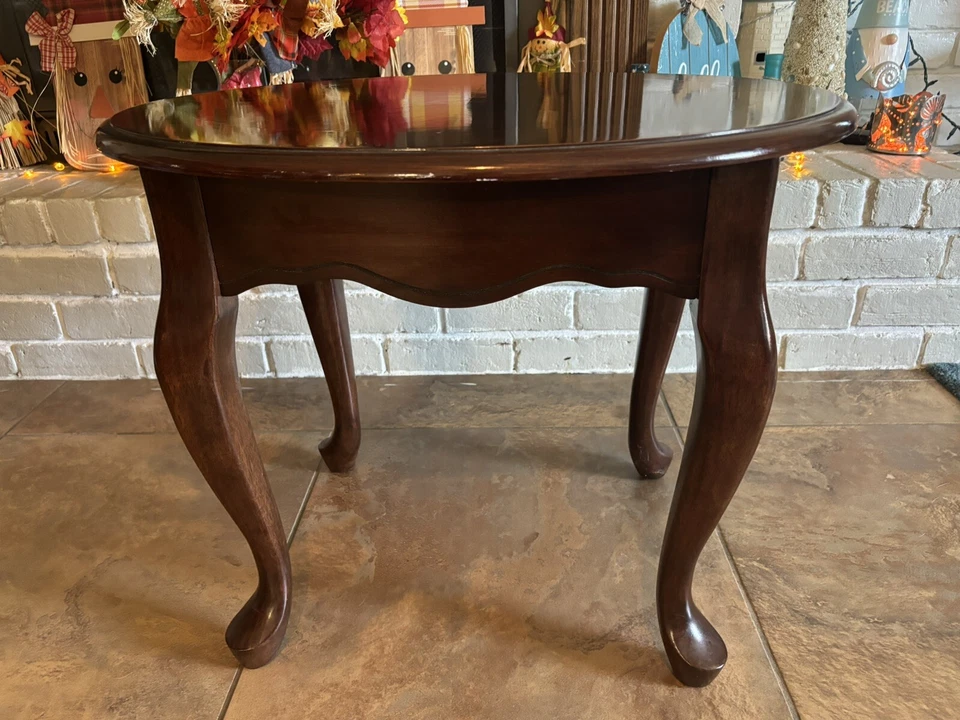 Mesa auxiliar estilo Queen Anne madera maciza acabado cerezo de colección 21" H x 25 1/2" x 21" W Foto 3 de 4