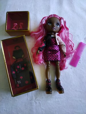 Rainbow High Daria Roselyn - Serie 3 Rose Modepuppe mit 2 Outfits in sehr gutem Zustand