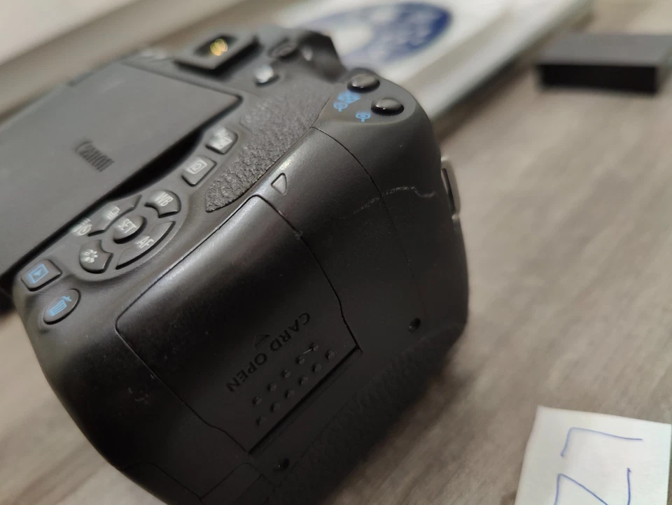 Cámara digital Canon EOS Rebel T6i con cargador, batería de repuesto + más Foto 3 de 4