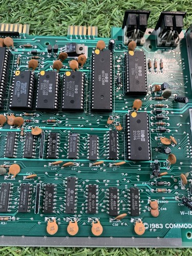 Commodore 64 Brotkasten Hauptplatine Mainboard DEFEKT ALLES LESEN - Photo 3/13